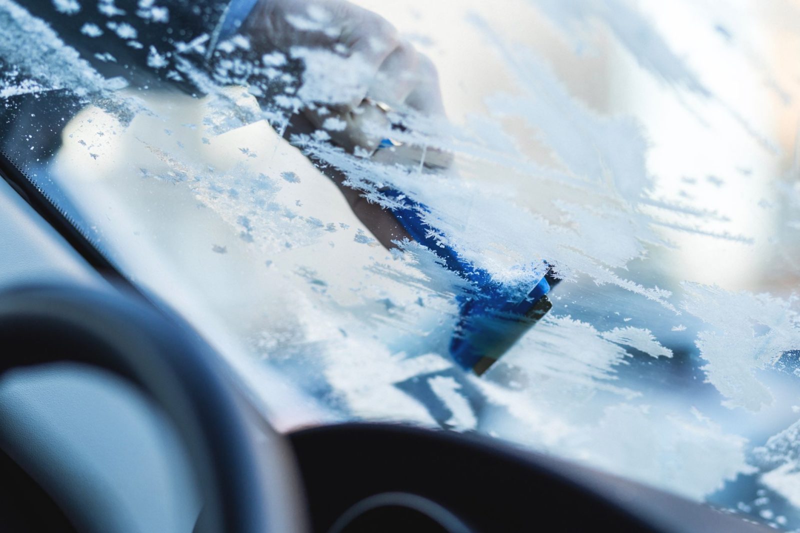 Škrabka na auto s rukavicou: Ako vybrať praktického pomocníka na zimu
