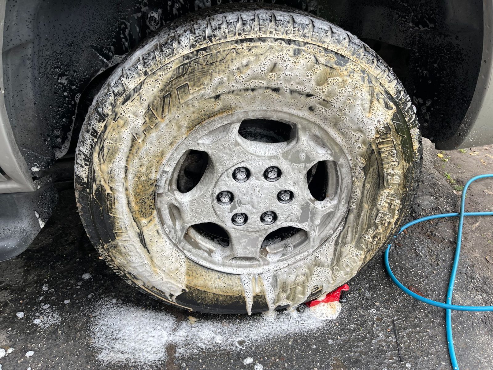 Tvrdá kefa na auto: Na čo slúži a kde ju bezpečne použiť